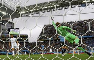 Lance do jogo entre Uruguai e Inglaterra.