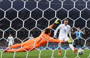 Jogador ingls Wayne Rooney marca o primeiro gol da Inglaterra contra o Uruguai.