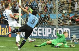 Luis Suarez marca o segundo gol do Uruguai contra a Inglaterra.