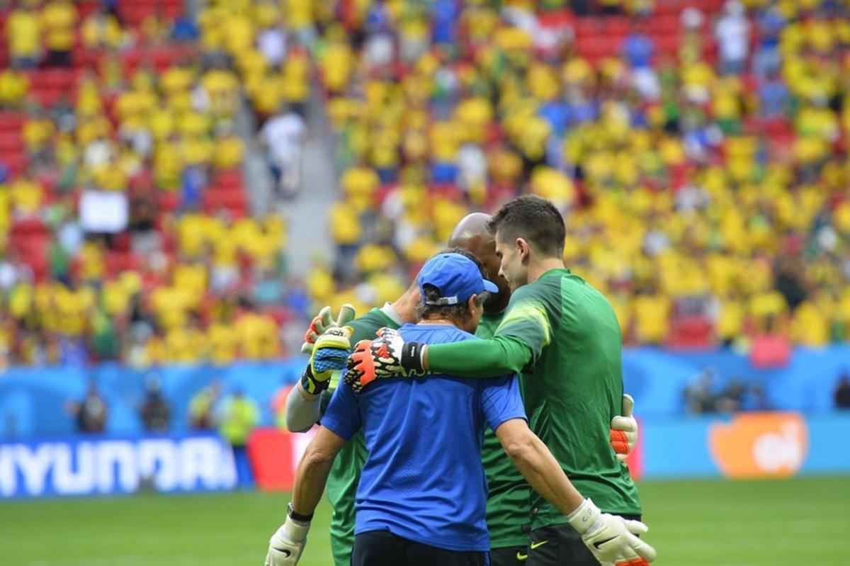 Jogadores brasileiros se aquecem no Man Garrincha, minutos antes da partida contra Camares.