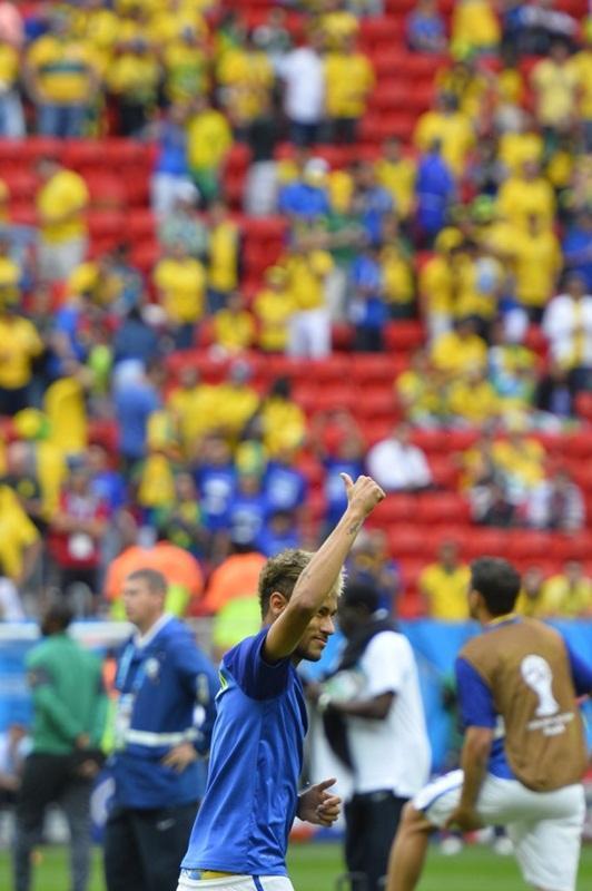 Neymar acena para a torcida durante o aquecimento da Seleo Brasileira.