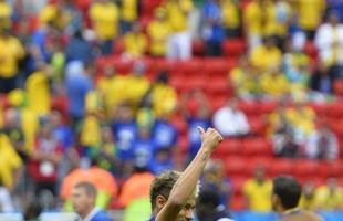 Neymar acena para a torcida durante o aquecimento da Seleo Brasileira.