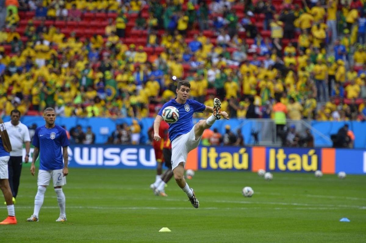 Jogadores brasileiros se aquecem no Man Garrincha, minutos antes da partida contra Camares.