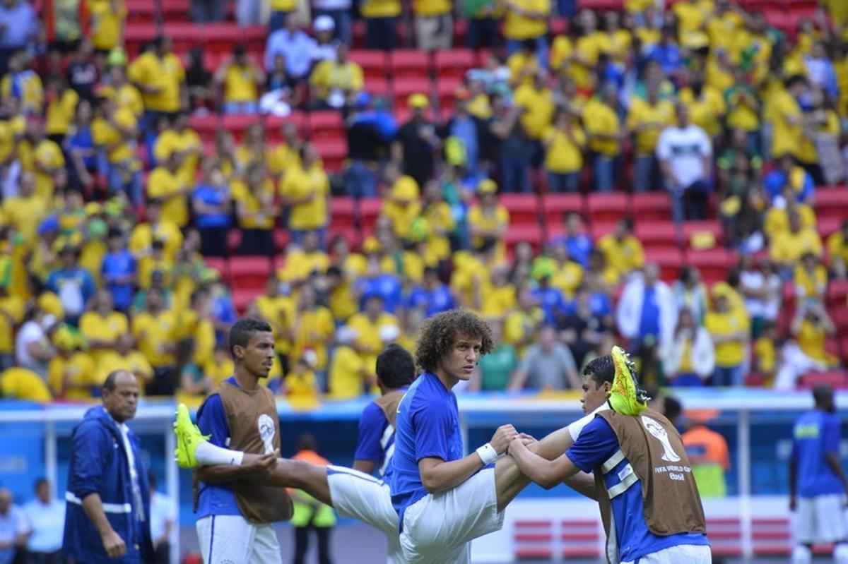 Jogadores brasileiros se aquecem no Man Garrincha, minutos antes da partida contra Camares.