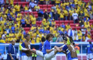 Jogadores brasileiros se aquecem no Man Garrincha, minutos antes da partida contra Camares.