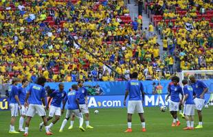 Jogadores brasileiros se aquecem no Man Garrincha, minutos antes da partida contra Camares.