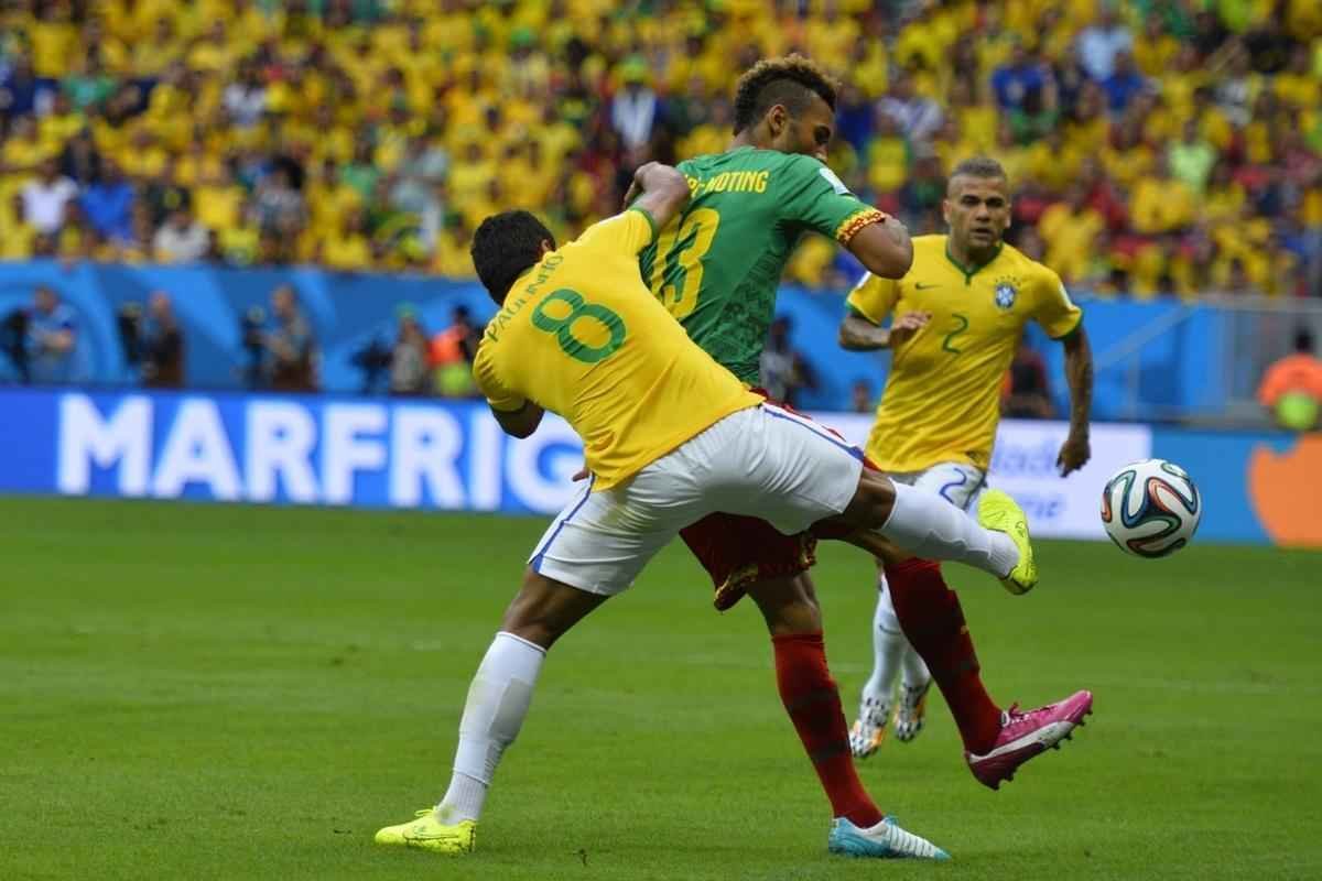 Lance de jogo entre Brasil e Camares.