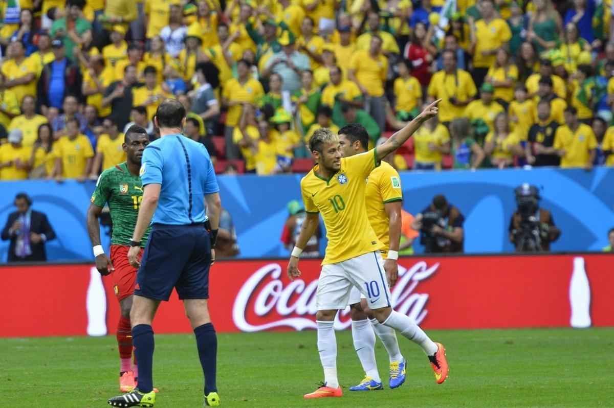 Neymar comemora depois de marcar o primeiro gol contra Camares.
