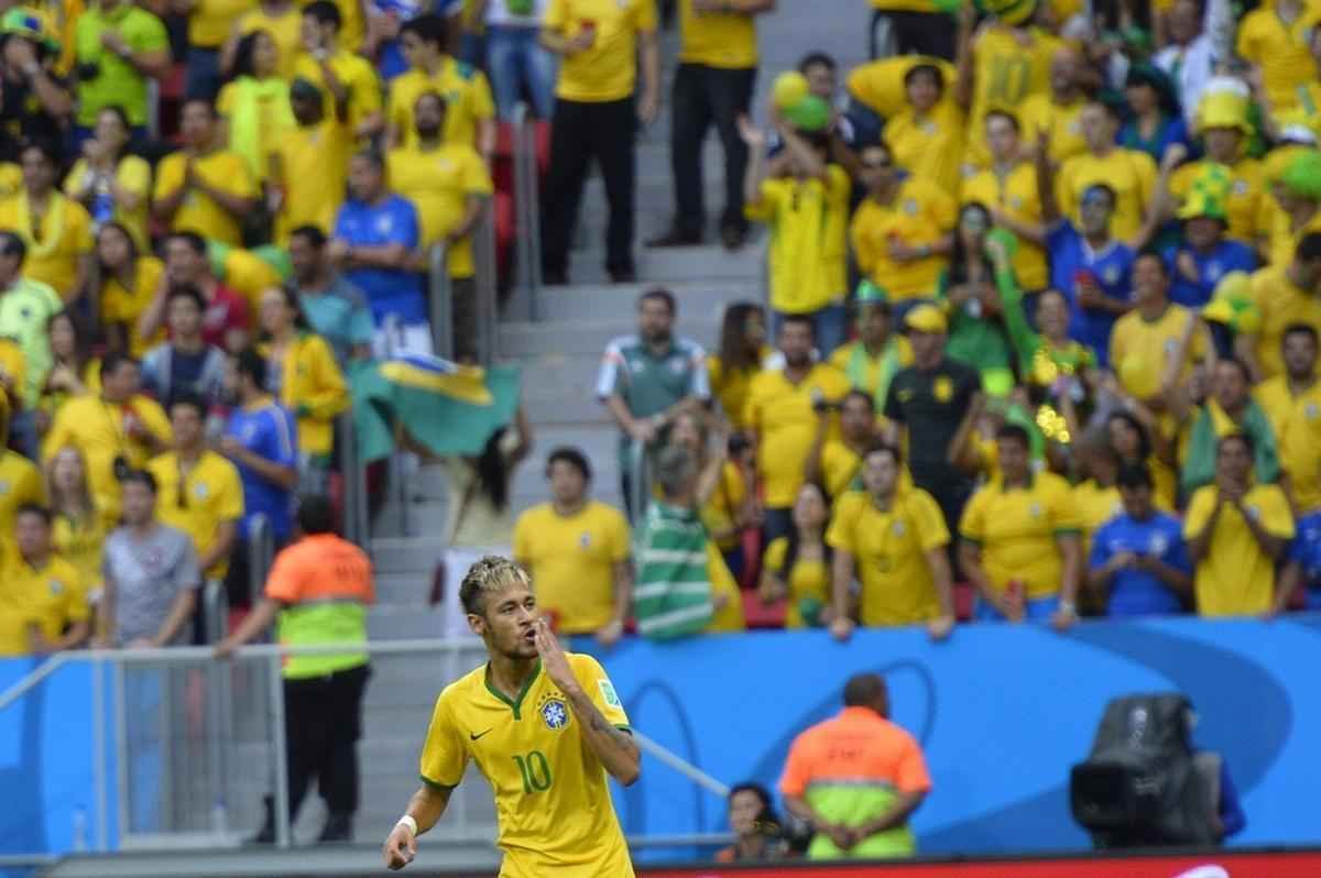 Neymar comemora depois de marcar o primeiro gol contra Camares.