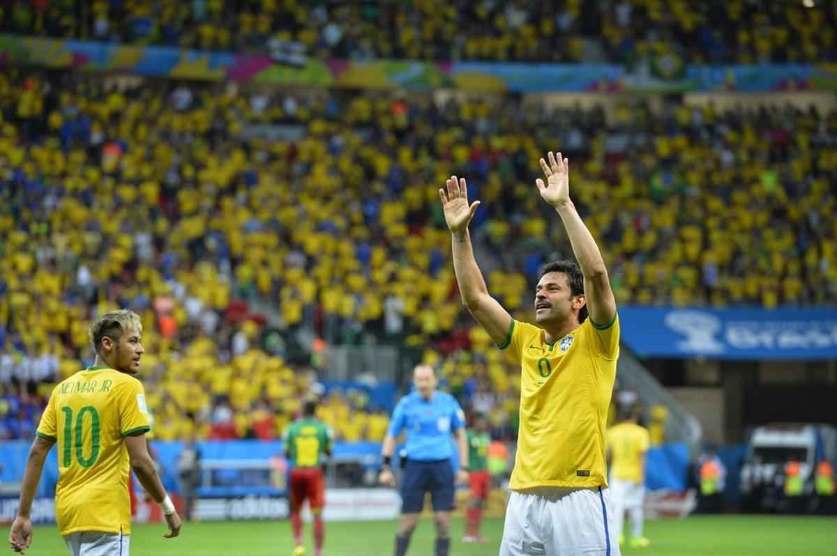 Fred comemora depois de marcar o terceiro gol do Brasil.