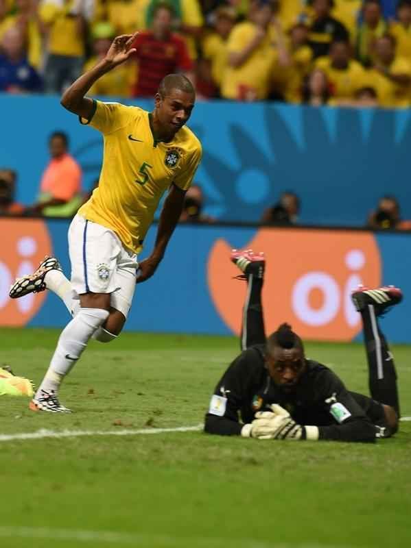 Fernandinho comemora depois de marcar o quarto gol do Brasil no Man Garrincha.