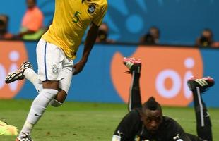 Fernandinho comemora depois de marcar o quarto gol do Brasil no Man Garrincha.