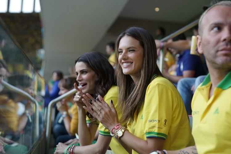 Fernanda Motta, Matheus Massafera e Alessandra Ambrsio durante a partida contra Camares