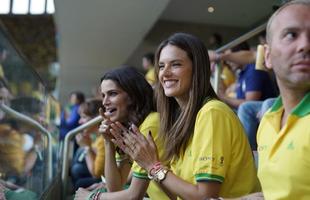 Fernanda Motta, Matheus Massafera e Alessandra Ambrsio durante a partida contra Camares