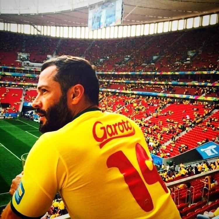 Malvino Salvador e a plateia nas arquibancadas do Man