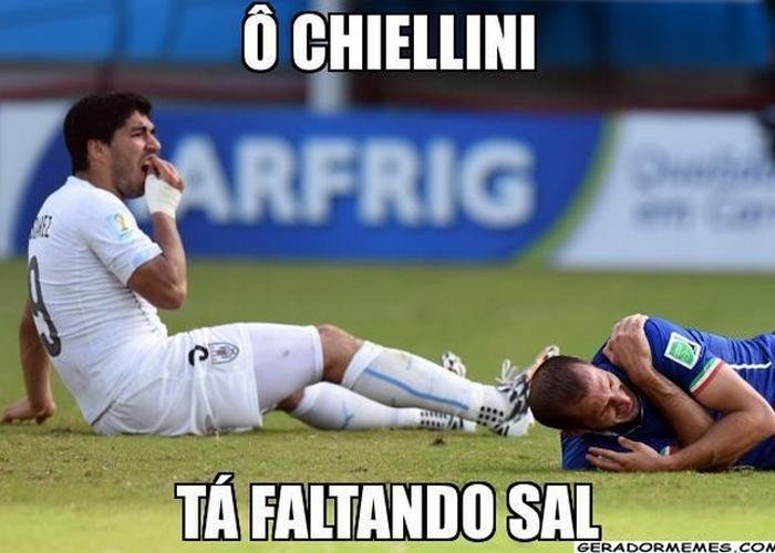 Em outro meme Surez reclama da falta de sal em Chiellini