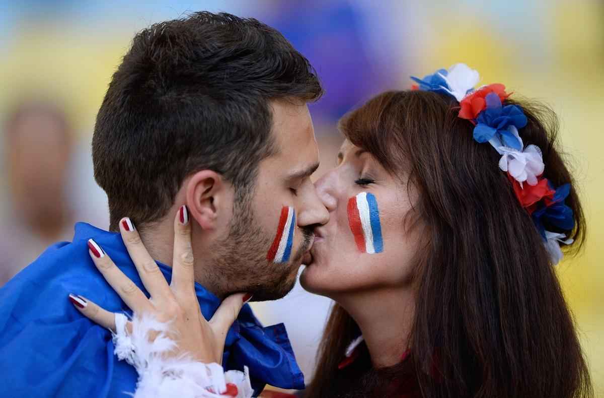 Torcida capricha no visual para o jogo entre Frana e Equador, no Maracan