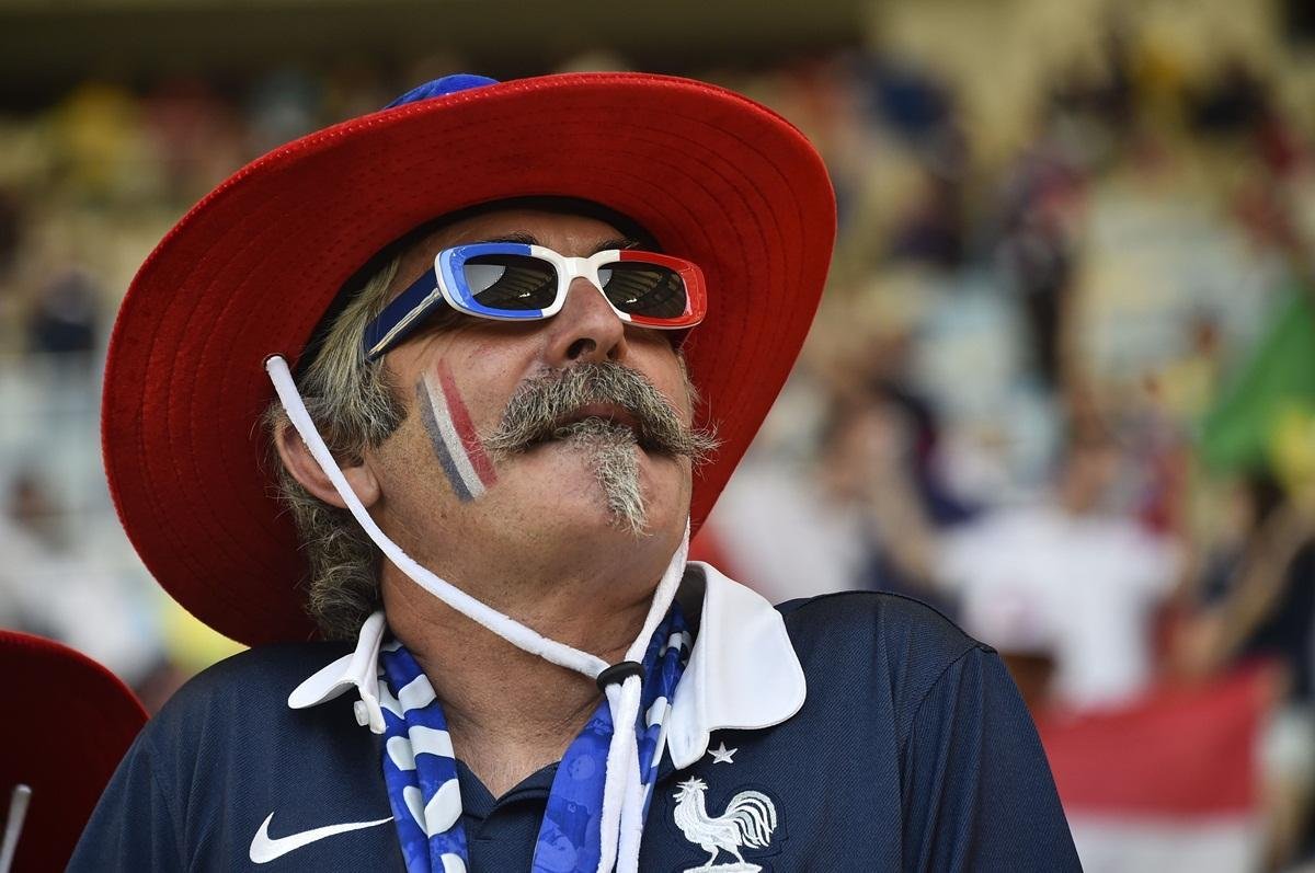 Torcida capricha no visual para o jogo entre Frana e Equador, no Maracan
