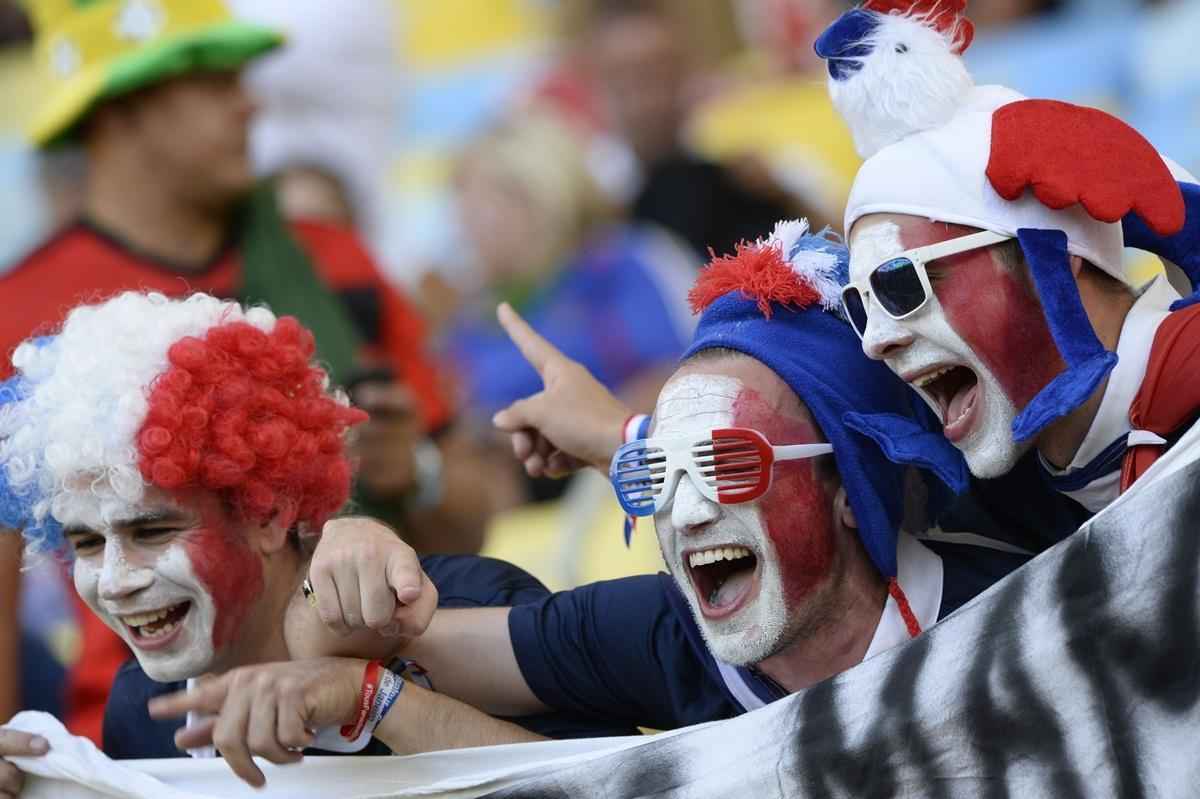 Torcida capricha no visual para o jogo entre Frana e Equador, no Maracan