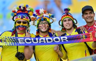 Torcida capricha no visual para o jogo entre Frana e Equador, no Maracan