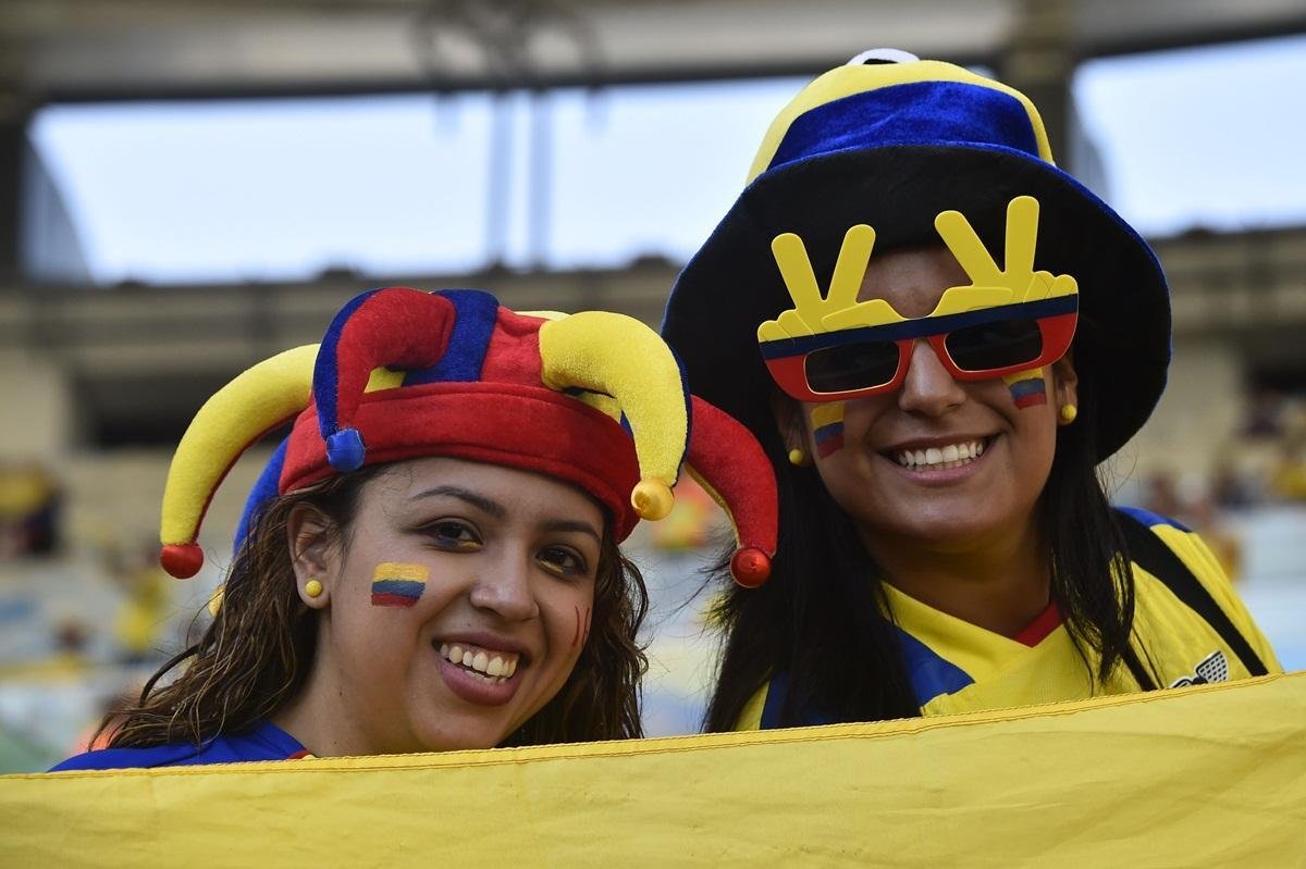 Torcida capricha no visual para o jogo entre Frana e Equador, no Maracan