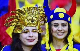 Torcida capricha no visual para o jogo entre Frana e Equador, no Maracan