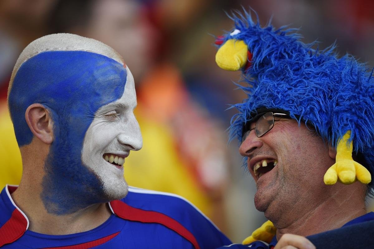 Torcida capricha no visual para o jogo entre Frana e Equador, no Maracan
