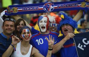 Torcida capricha no visual para o jogo entre Frana e Equador, no Maracan