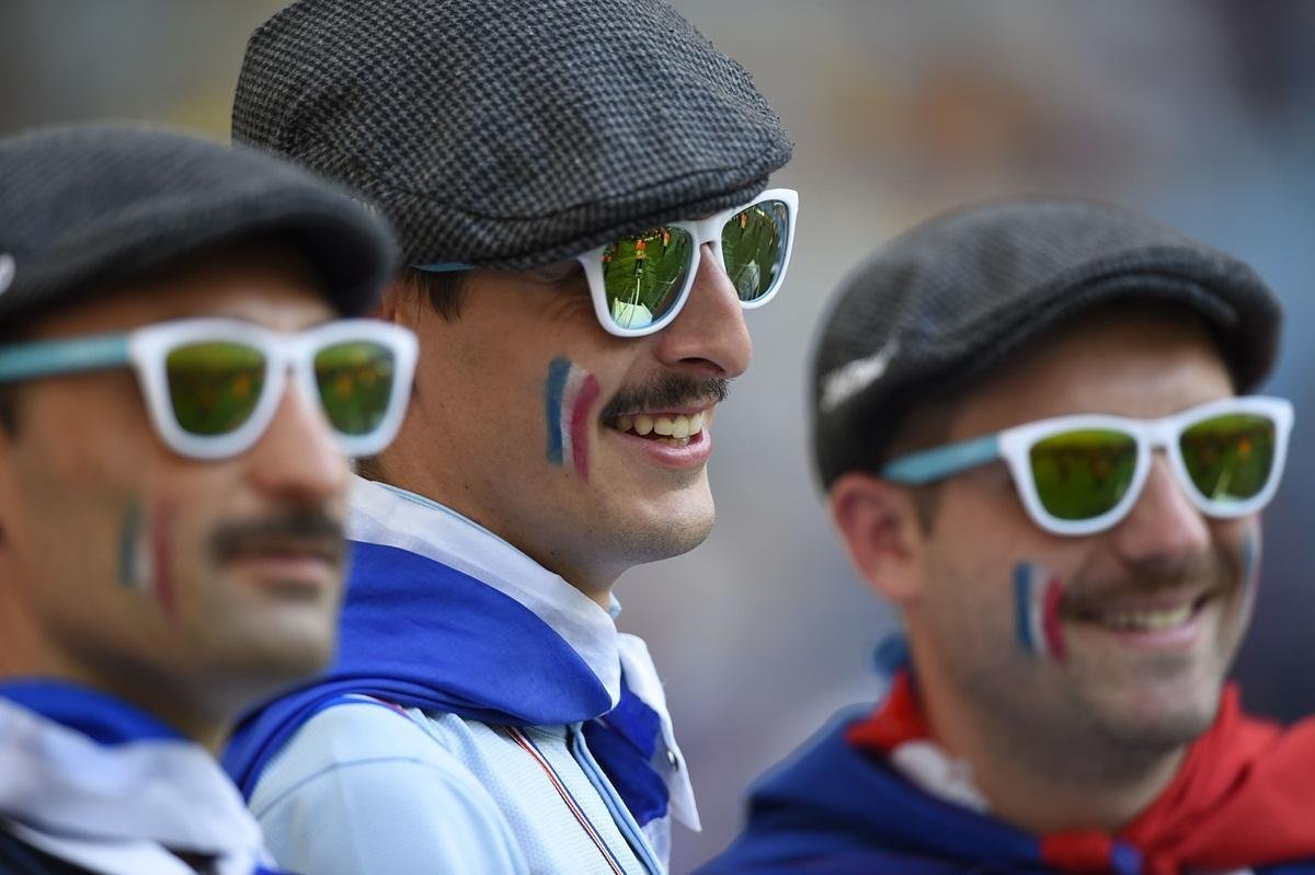 Torcida capricha no visual para o jogo entre Frana e Equador, no Maracan