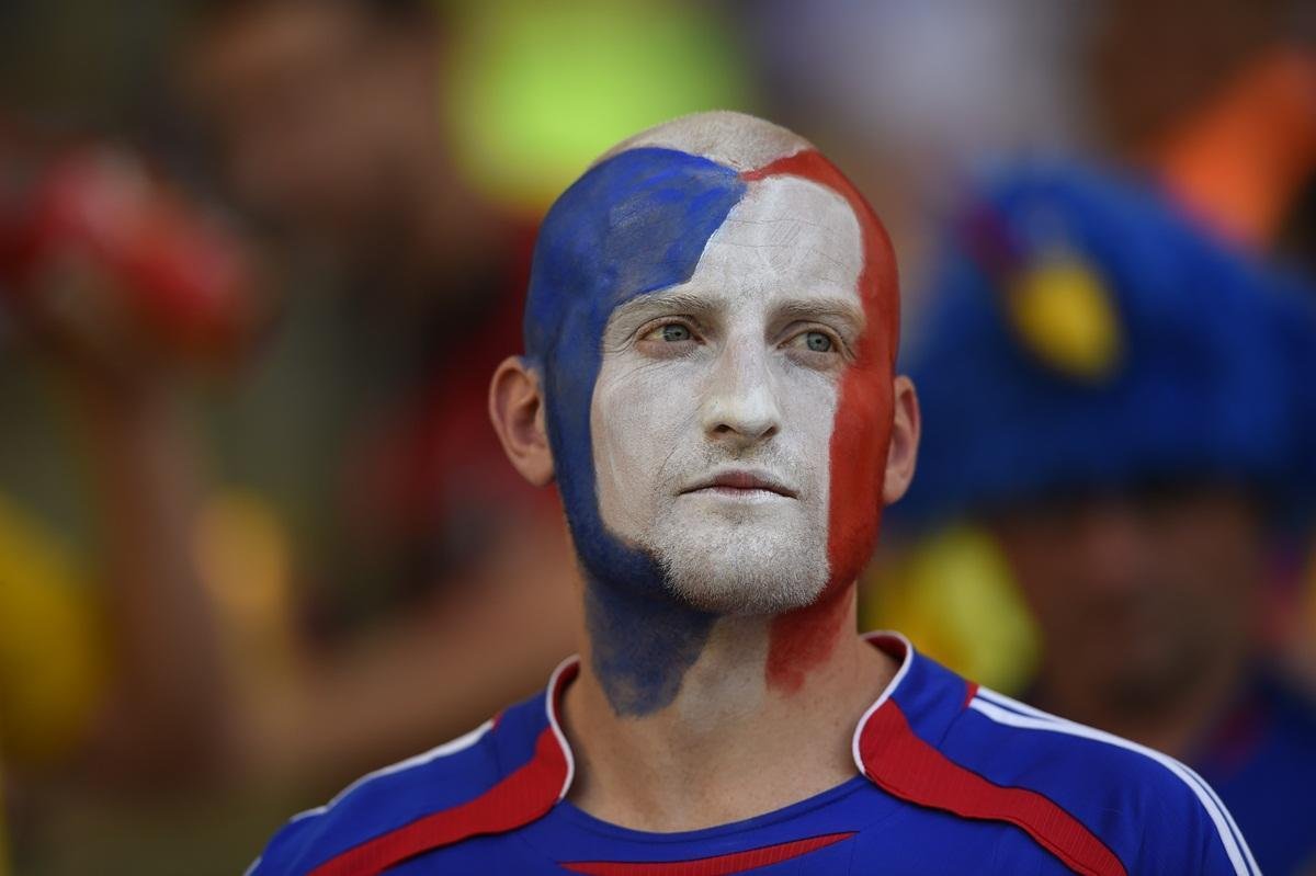 Torcida capricha no visual para o jogo entre Frana e Equador, no Maracan