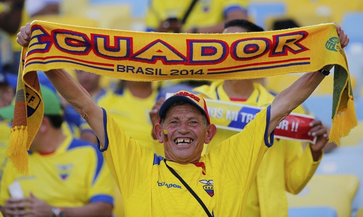Torcida capricha no visual para o jogo entre Frana e Equador, no Maracan