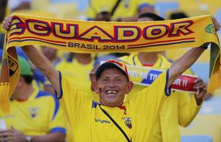 Torcida capricha no visual para o jogo entre Frana e Equador, no Maracan