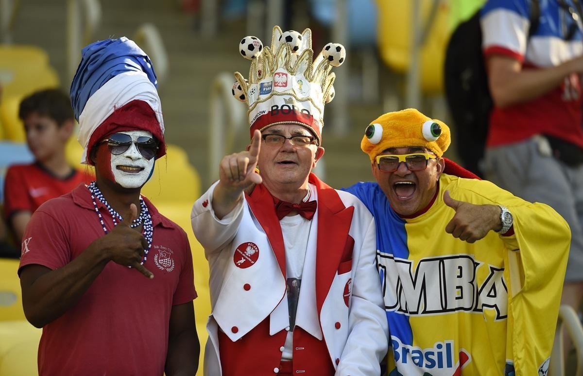 Torcida capricha no visual para o jogo entre Frana e Equador, no Maracan