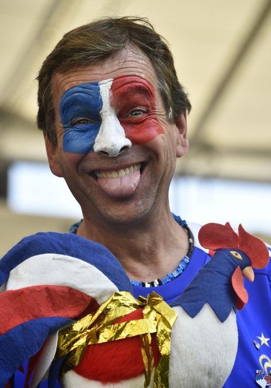 Torcida capricha no visual para o jogo entre Frana e Equador, no Maracan