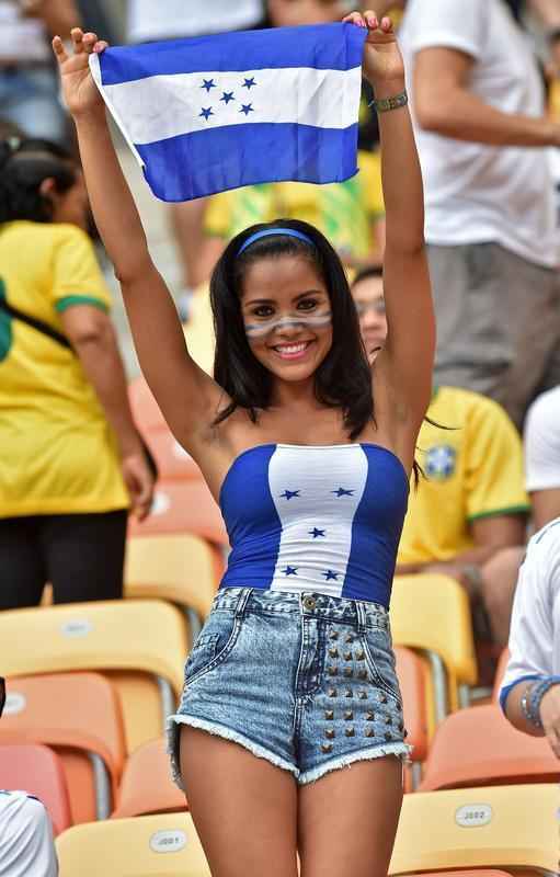 Torcedores suos, hondurenhos e brasileiros colorem a Arena Amaznia com bandeiras e cores nacionais
