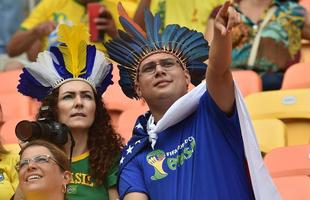 Torcedores suos, hondurenhos e brasileiros colorem a Arena Amaznia com bandeiras e cores nacionais