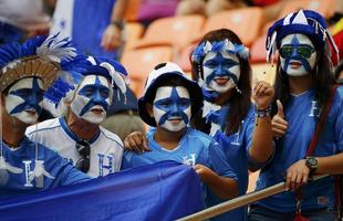 Torcedores suos, hondurenhos e brasileiros colorem a Arena Amaznia com bandeiras e cores nacionais