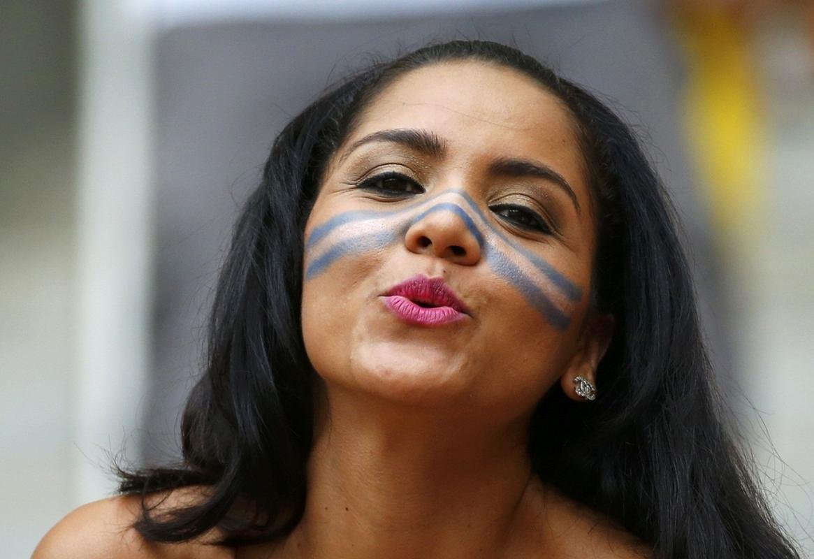 Torcedores suos, hondurenhos e brasileiros colorem a Arena Amaznia com bandeiras e cores nacionais