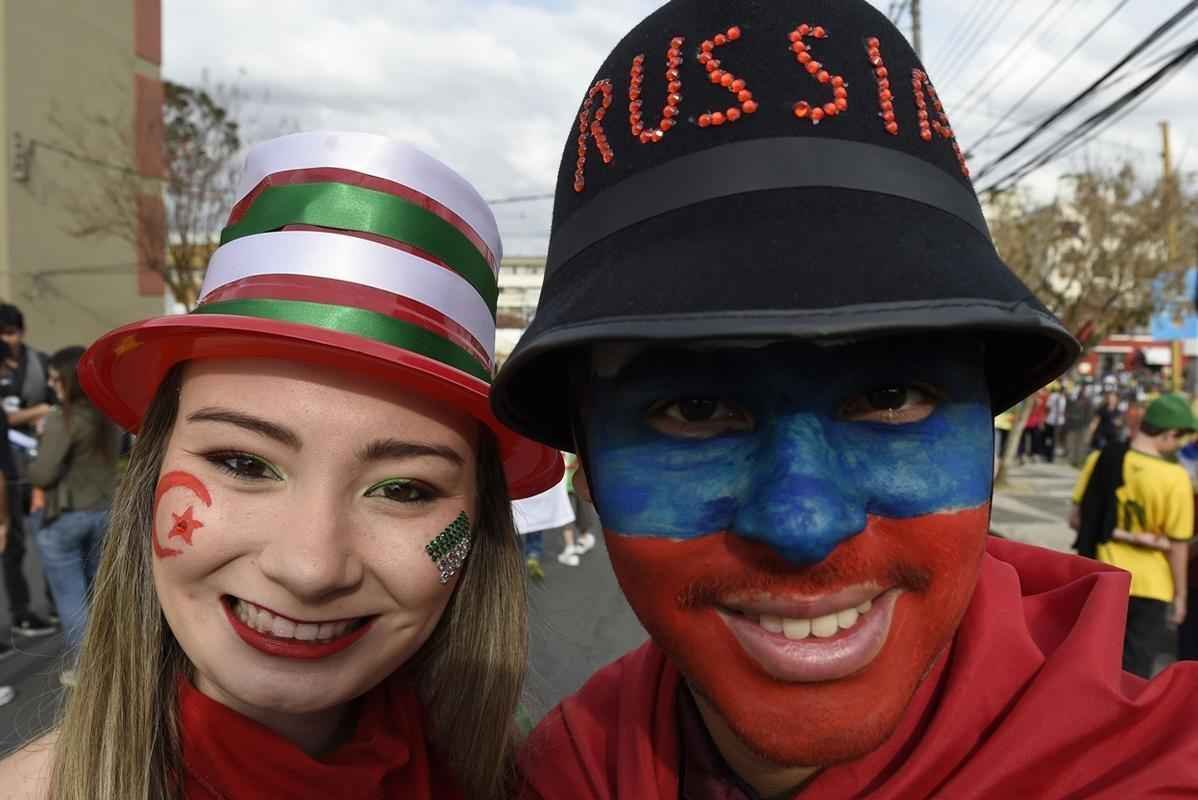 Torcedores da Algria e da Rssia posam para foto a caminho do estdio