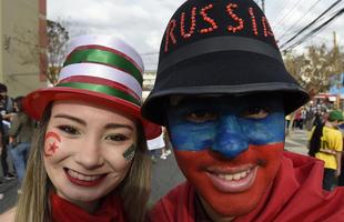 Torcedores da Algria e da Rssia posam para foto a caminho do estdio