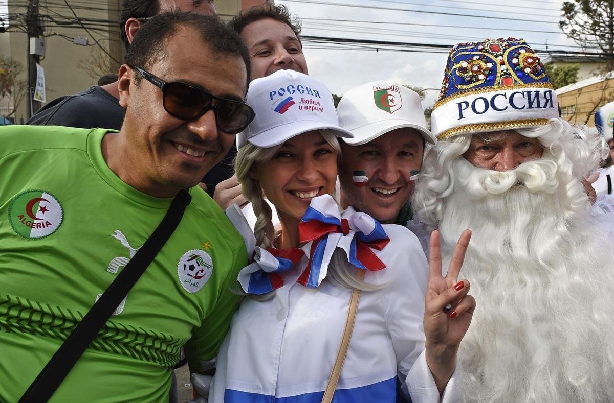 Torcedores da Algria e da Rssia posam para foto a caminho do estdio