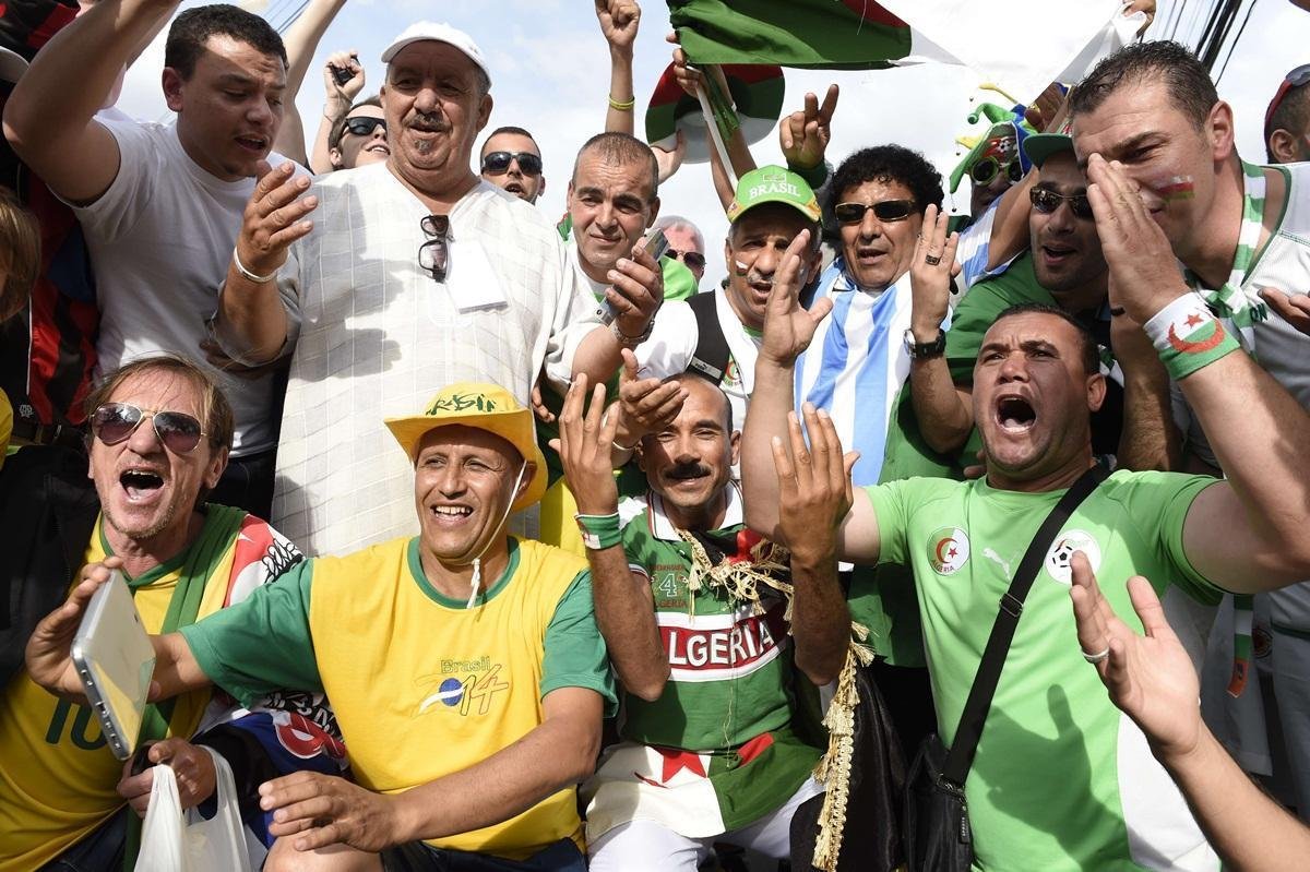 Torcedores da Algria fazem festa em Curitiba