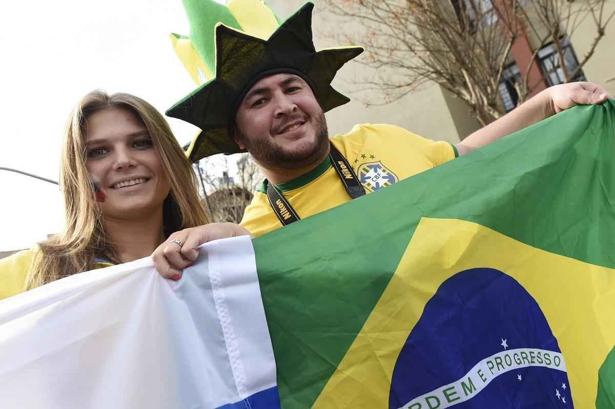Russa e brasileiro unem as bandeiras antes do jogo na Arena Baixada