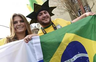 Russa e brasileiro unem as bandeiras antes do jogo na Arena Baixada