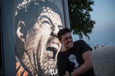 Tirar foto em frente a imagem do jogador Luis Surez virou brincadeira de turista na praia de Copacabana. A mordida no italiano Chiellini tirou o uruguaio da Copa, mas a piada continua fora de campo.

