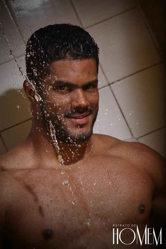 Felipe Florncio, o Hulk brasiliense, aproveitou o clima de Copa para fazer um ensaio sensual sobre o tema