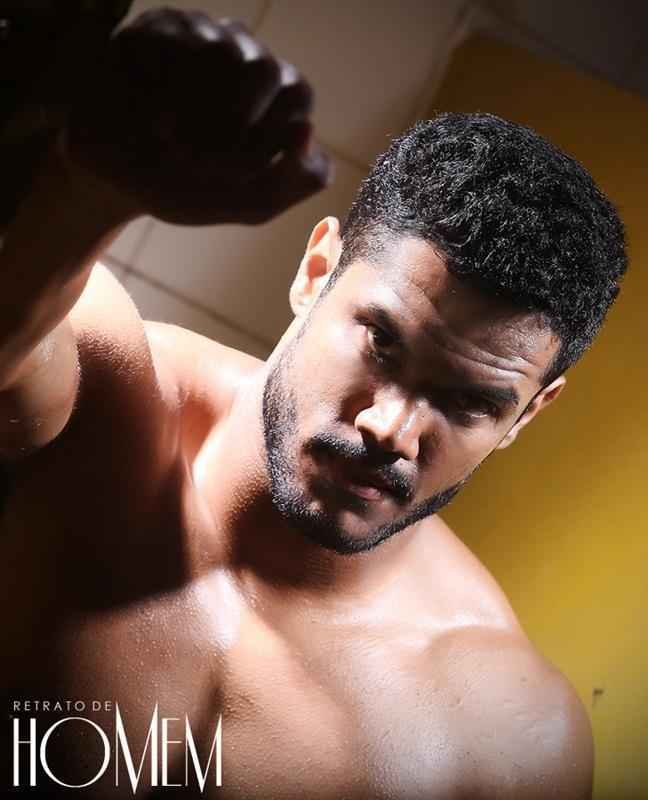 Felipe Florncio, o Hulk brasiliense, aproveitou o clima de Copa para fazer um ensaio sensual sobre o tema