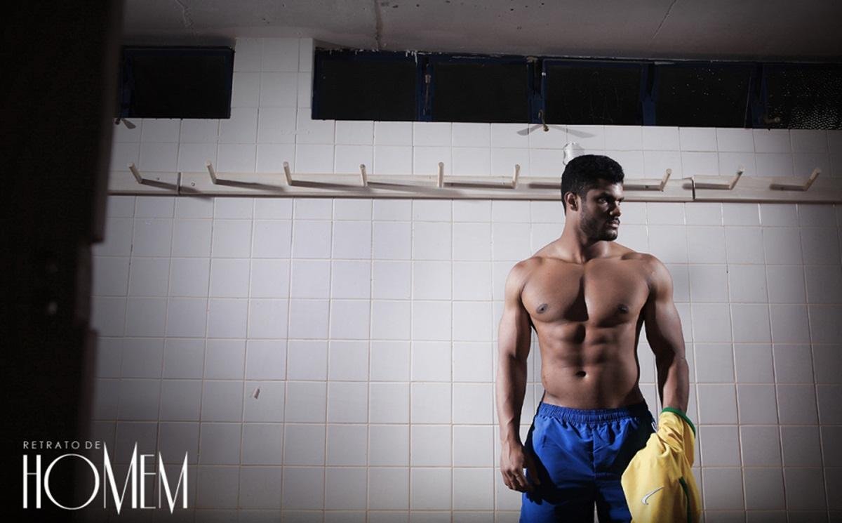 Felipe Florncio, o Hulk brasiliense, aproveitou o clima de Copa para fazer um ensaio sensual sobre o tema