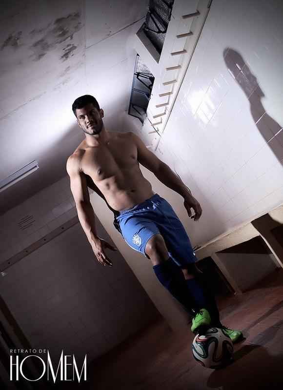 Felipe Florncio, o Hulk brasiliense, aproveitou o clima de Copa para fazer um ensaio sensual sobre o tema