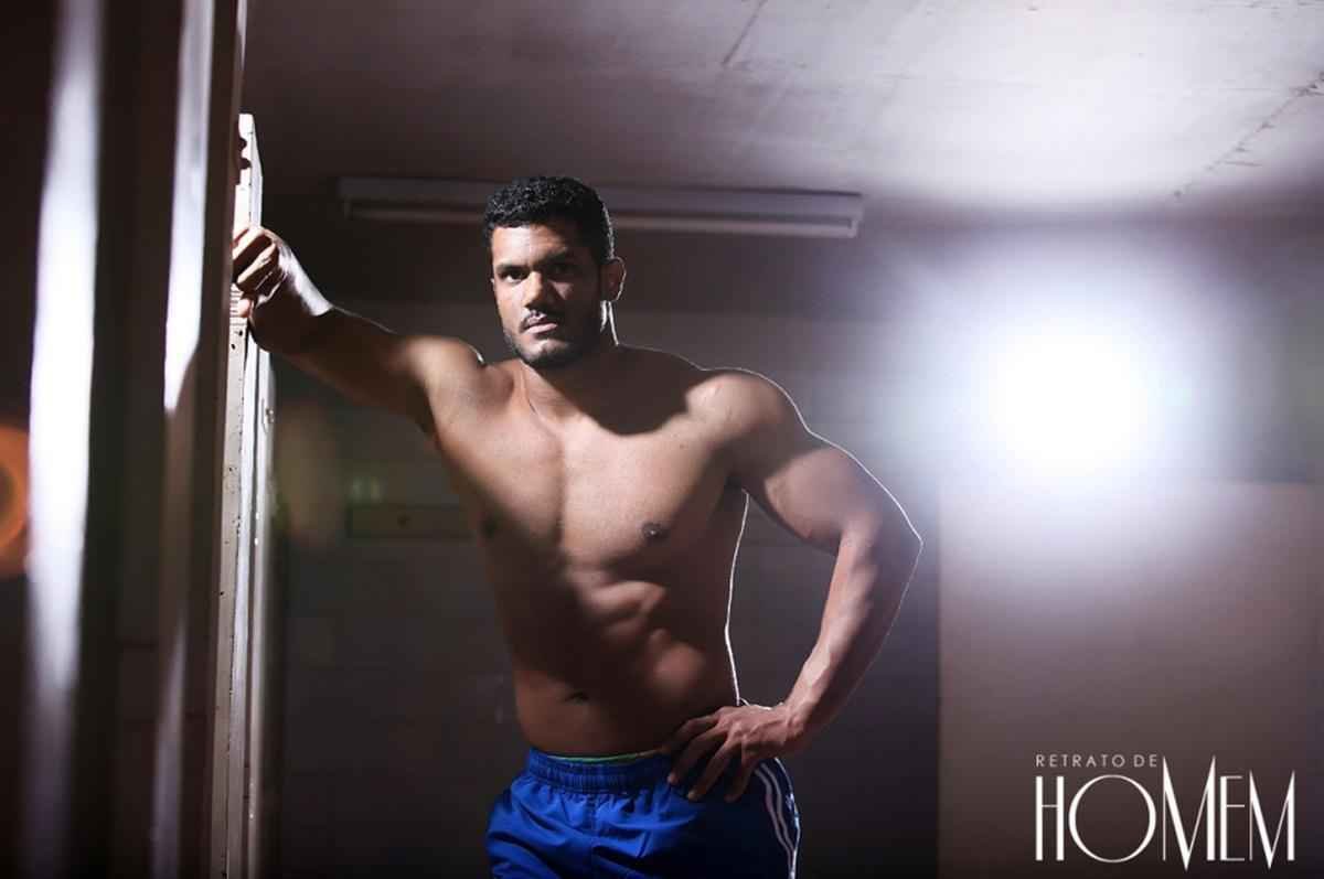 Felipe Florncio, o Hulk brasiliense, aproveitou o clima de Copa para fazer um ensaio sensual sobre o tema